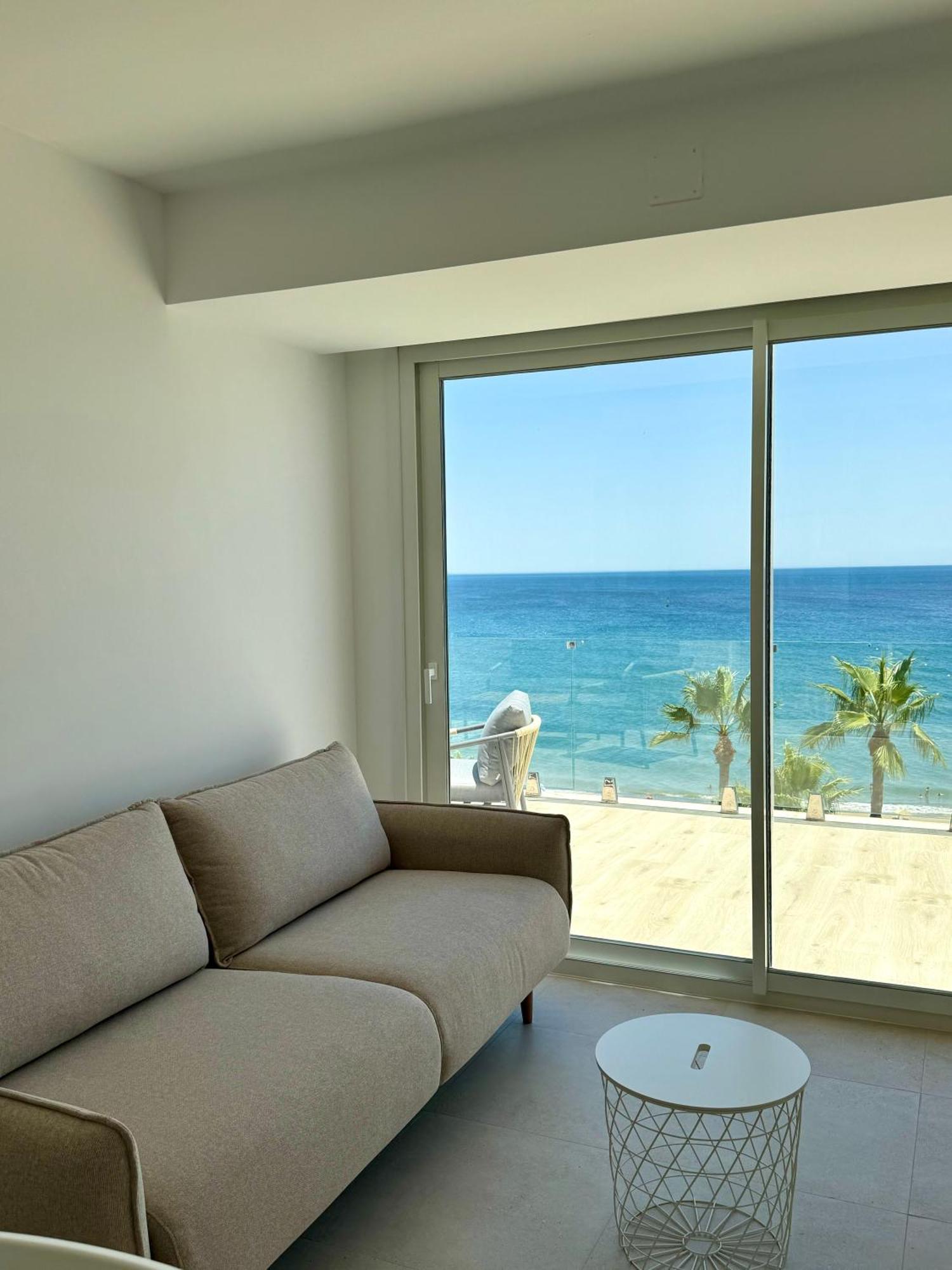 Sunnypalms - Beachfront Penthouse With Stunning Sea View Estepona Luaran gambar