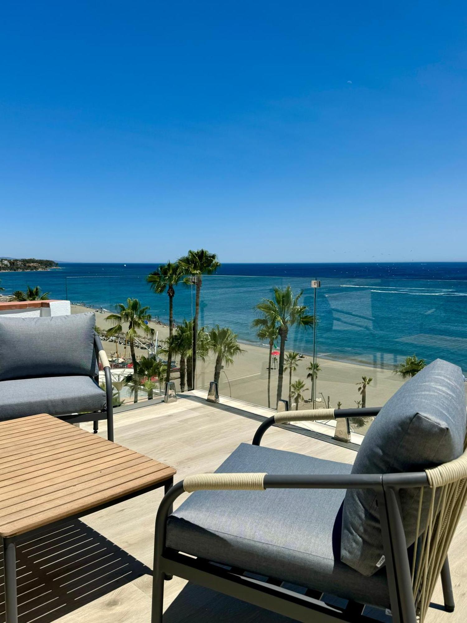 Sunnypalms - Beachfront Penthouse With Stunning Sea View Estepona Luaran gambar